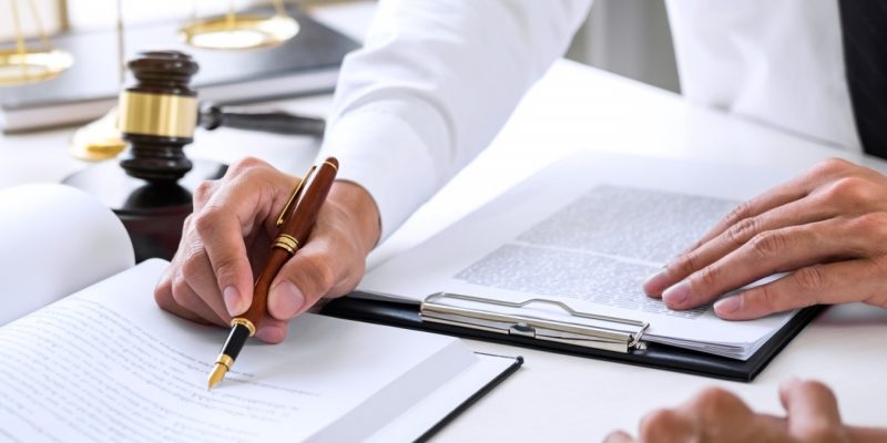 v-kakih-sluchayah-aktualno-otkazatsya-ot-privatizatsii Businesspeople or lawyer having team meeting discussing agreement contract documents, judge gavel with Justice lawyers at law firm in background, Legal law, advice and justice concept. (Businesspeople or lawyer having team meeting discussing agreement
